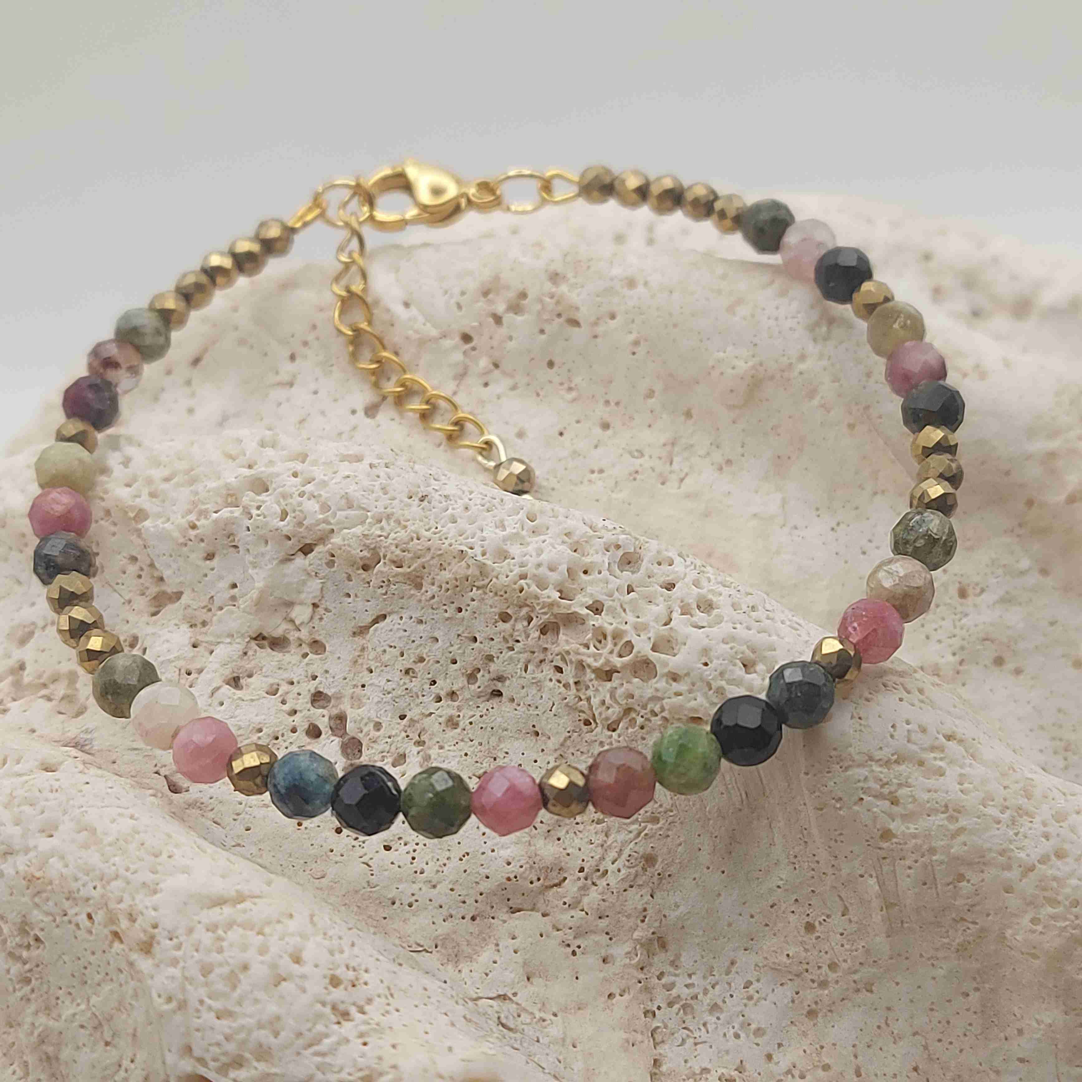 Színes turmalin ásvány karkötő arany színű kristályokkal
