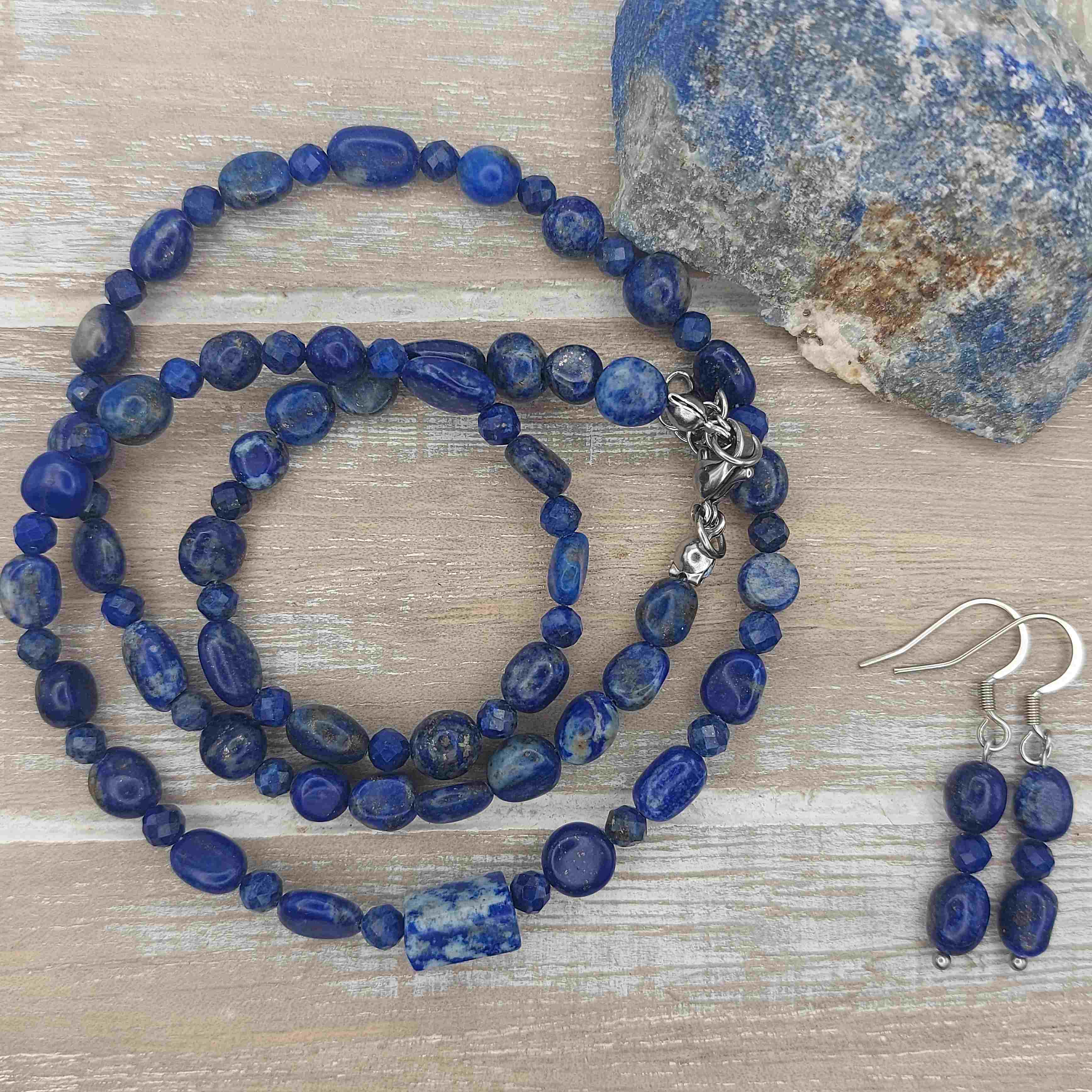 Lápis lazuli ásvány nyaklánc és fülbevaló szett