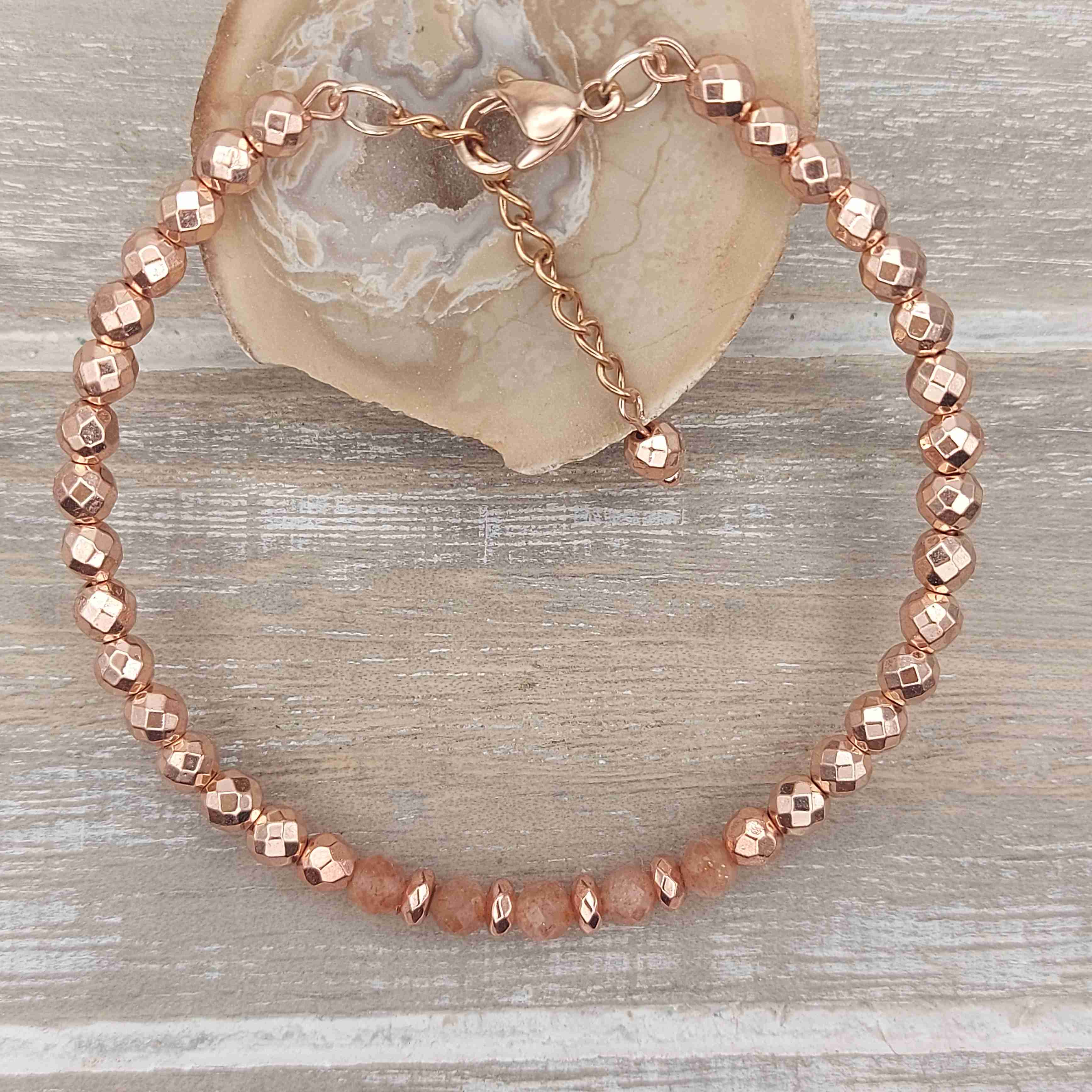 Napkő és rosegold hematit ásvány karperec galéria kép
