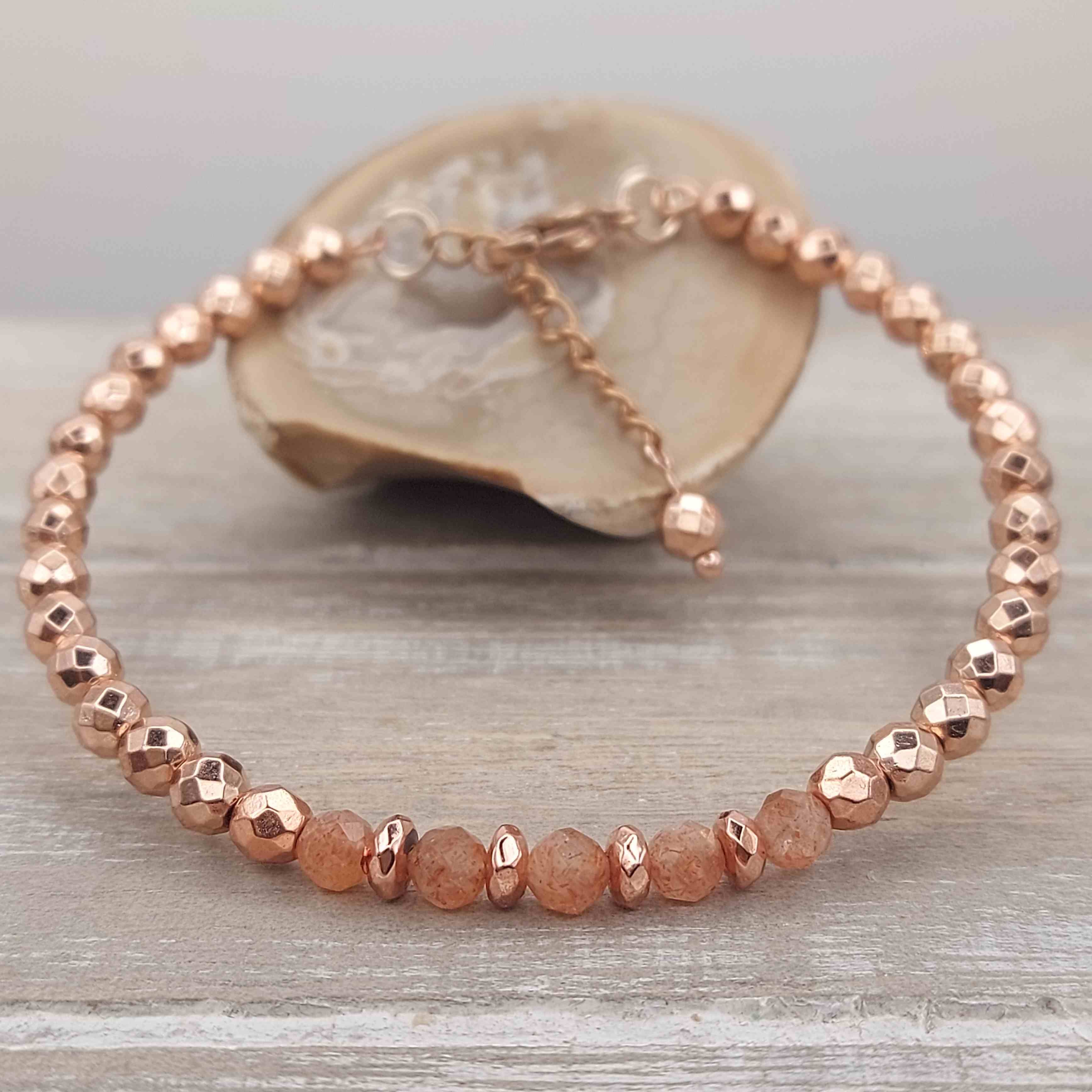 Napkő és rosegold hematit ásvány karperec