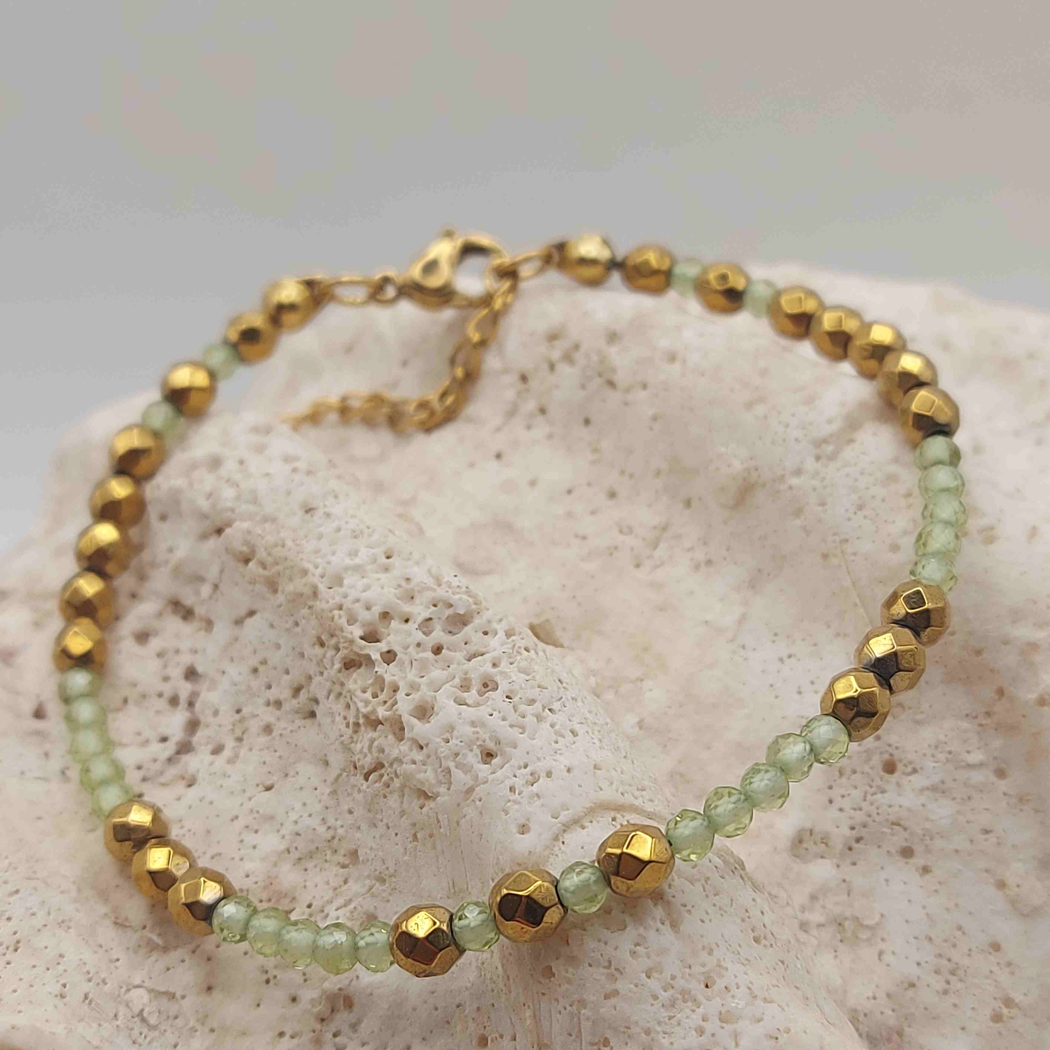 Olivin (peridot) és hematit női ásvány karkötő galéria kép