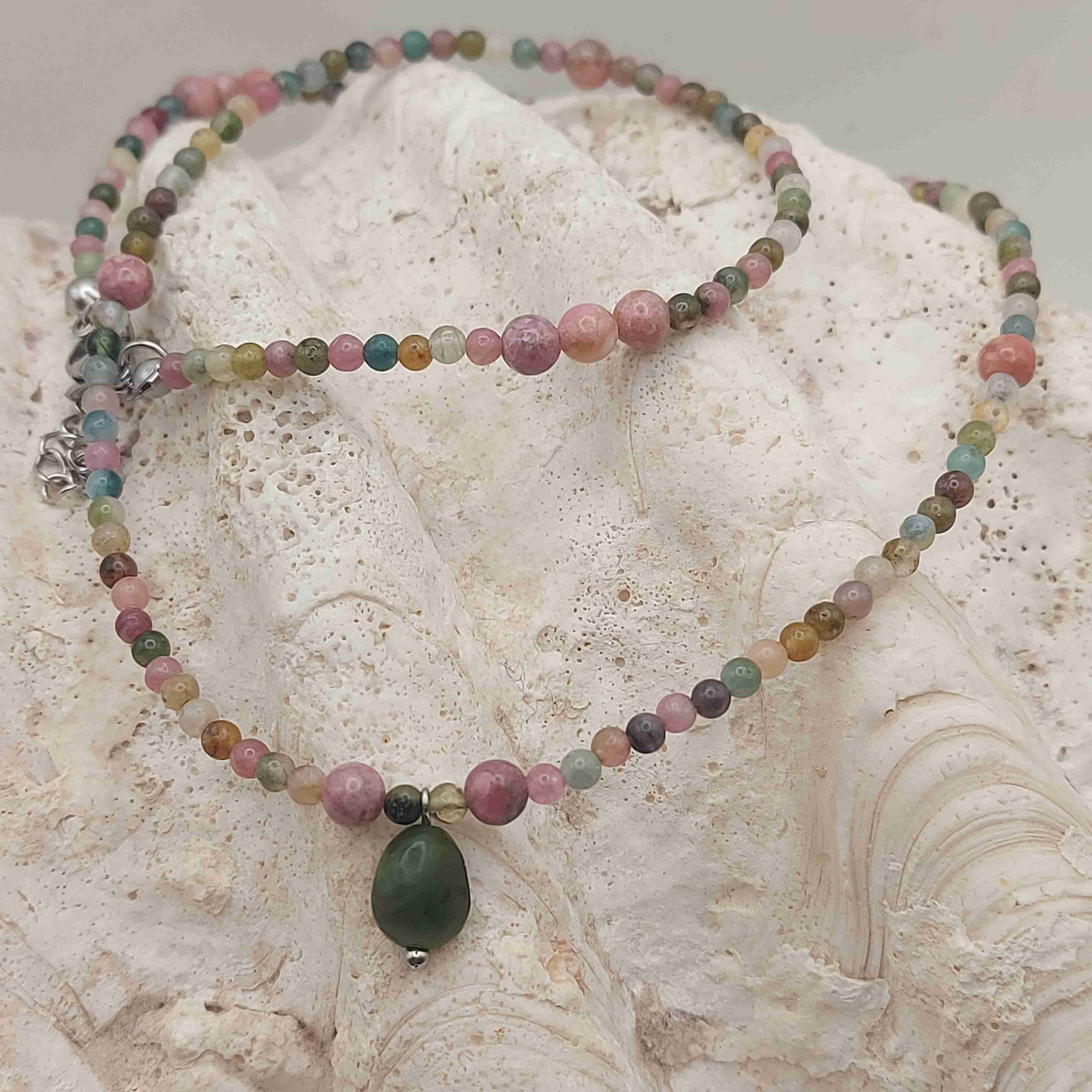 Színes turmalin és rodonit nyaklánc jáde medállal galéria kép