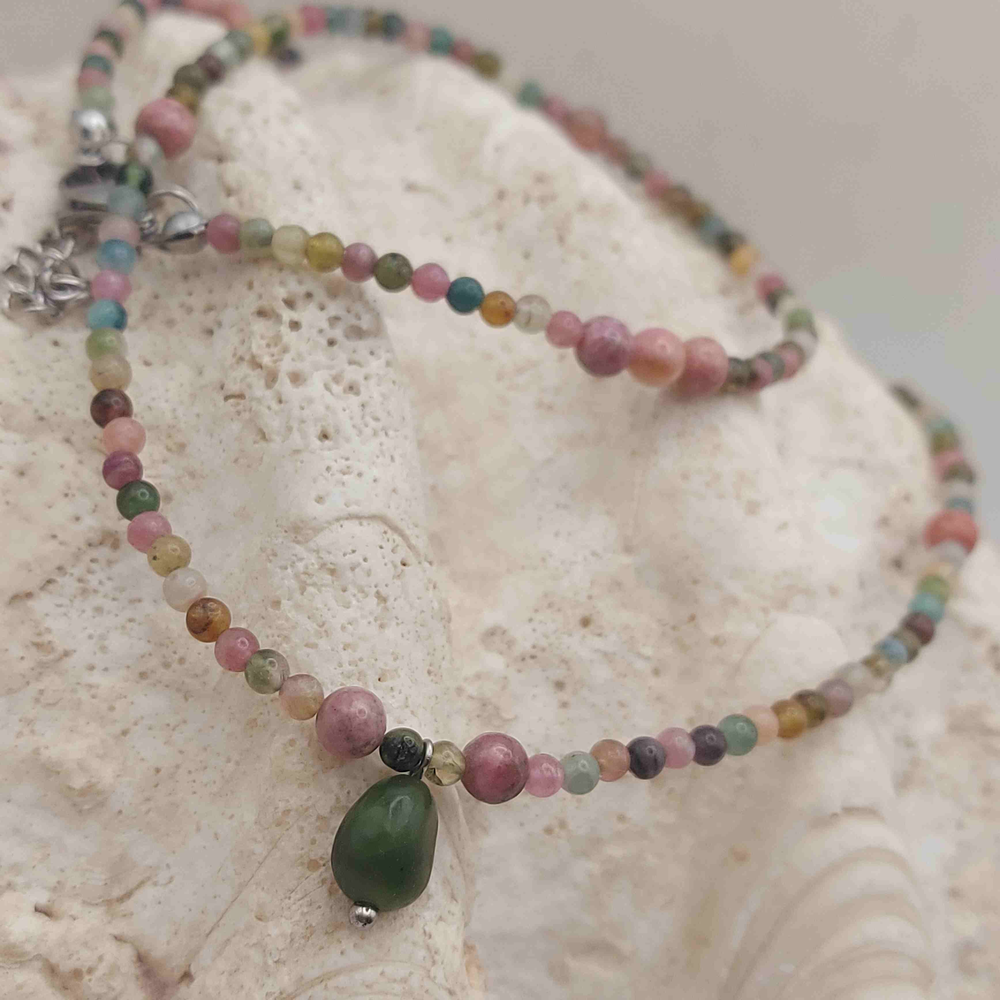 Színes turmalin és rodonit nyaklánc jáde medállal galéria kép