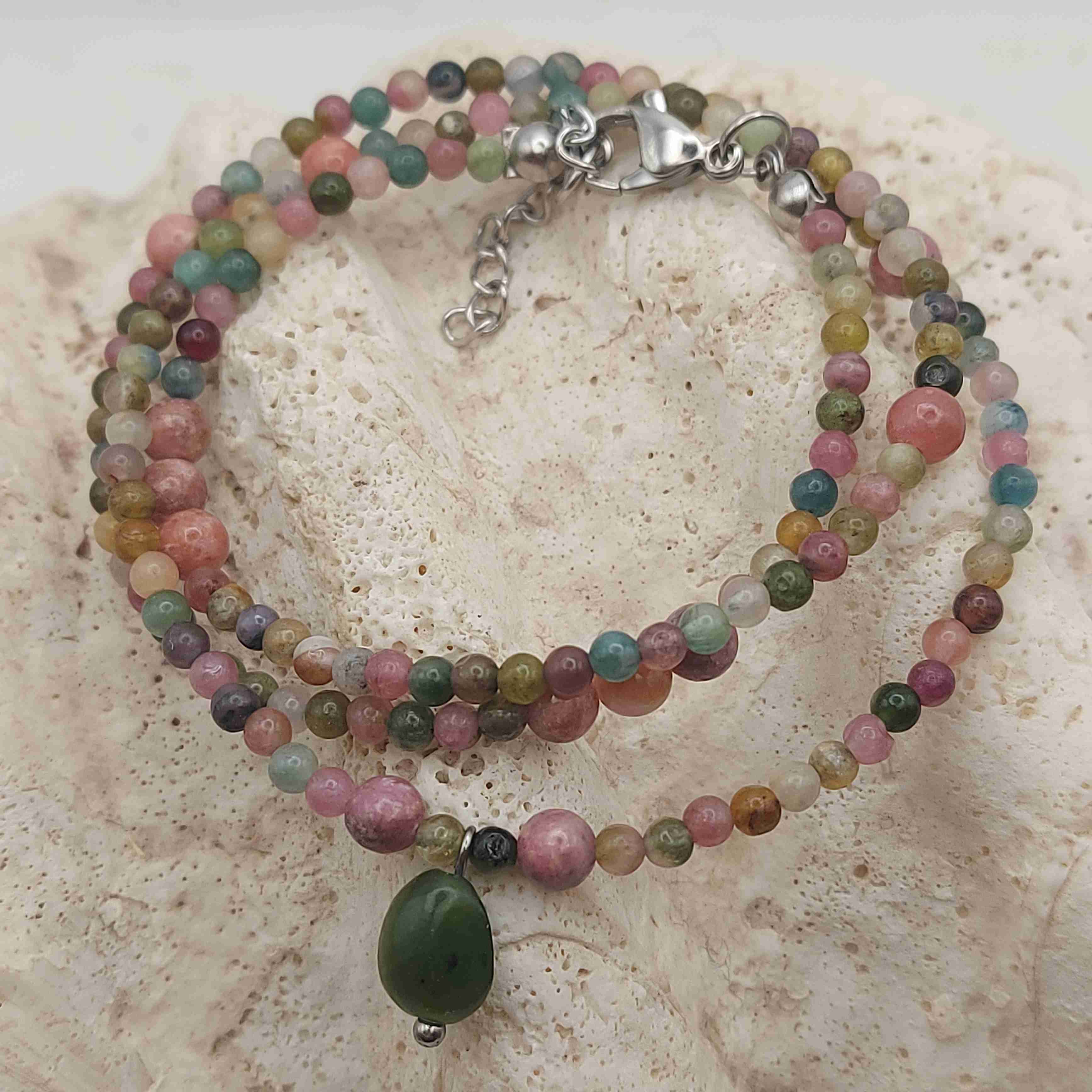 Színes turmalin és rodonit nyaklánc jáde medállal