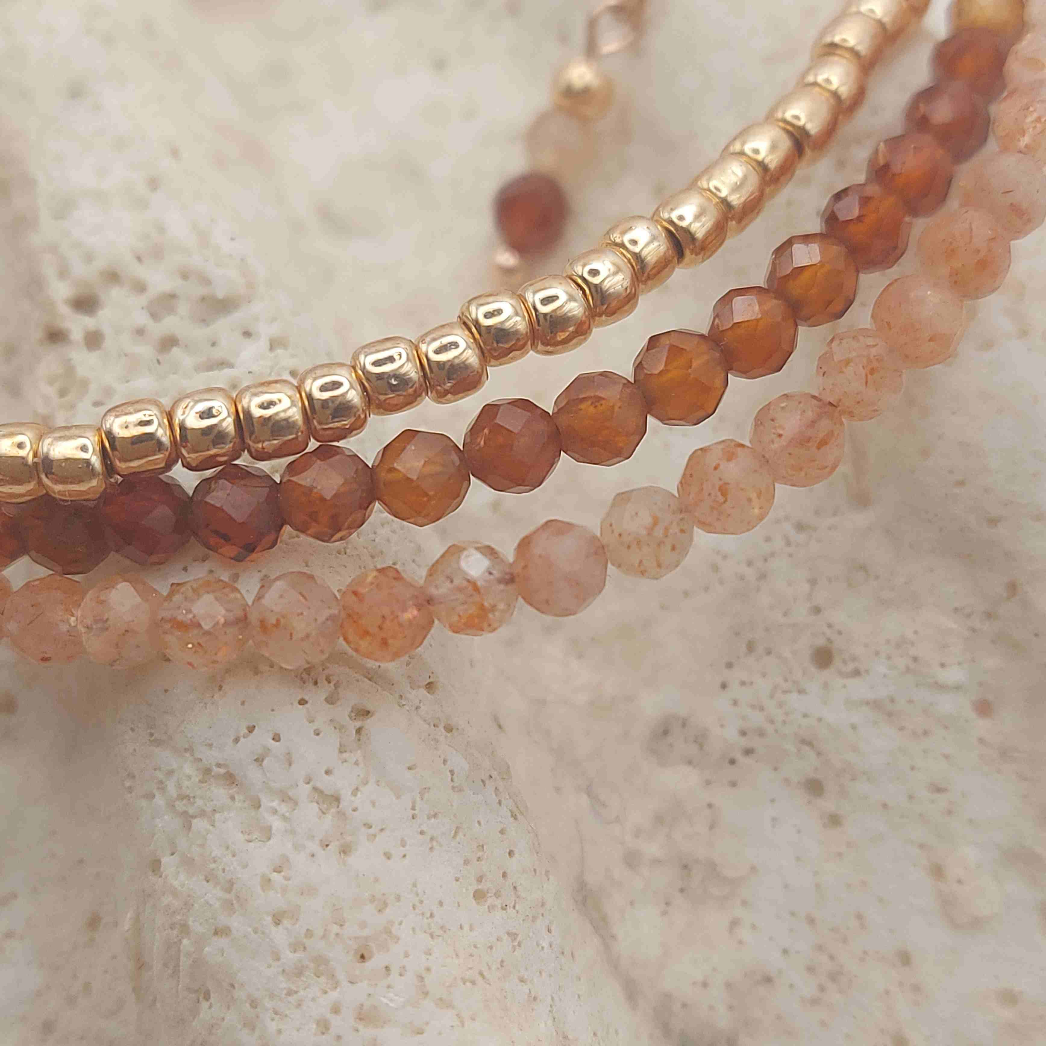 Napkő, hesszonit gránát, kásagyöngy három soros női ásvány karkötő galéria kép