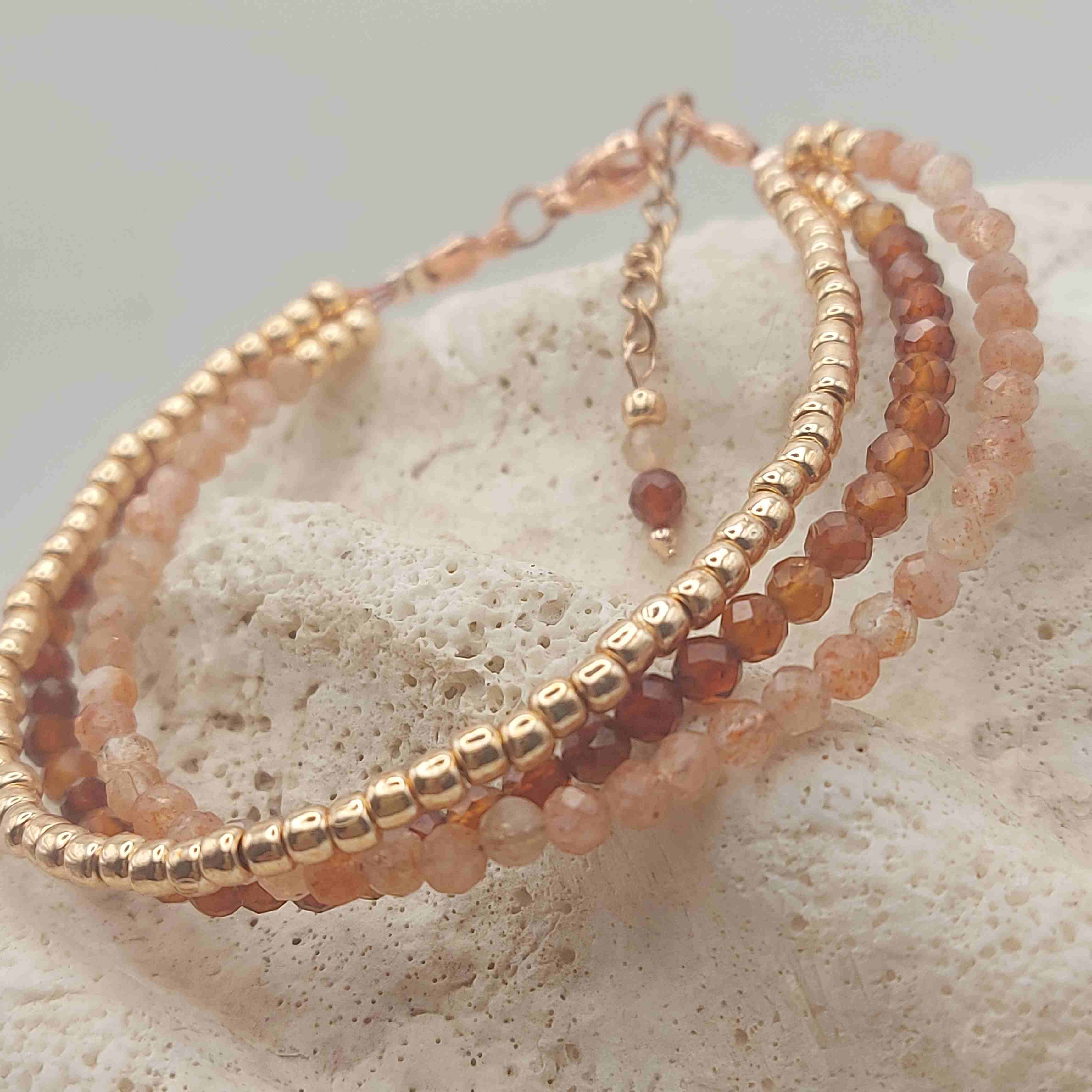 Napkő, hesszonit gránát, kásagyöngy három soros női ásvány karkötő galéria kép