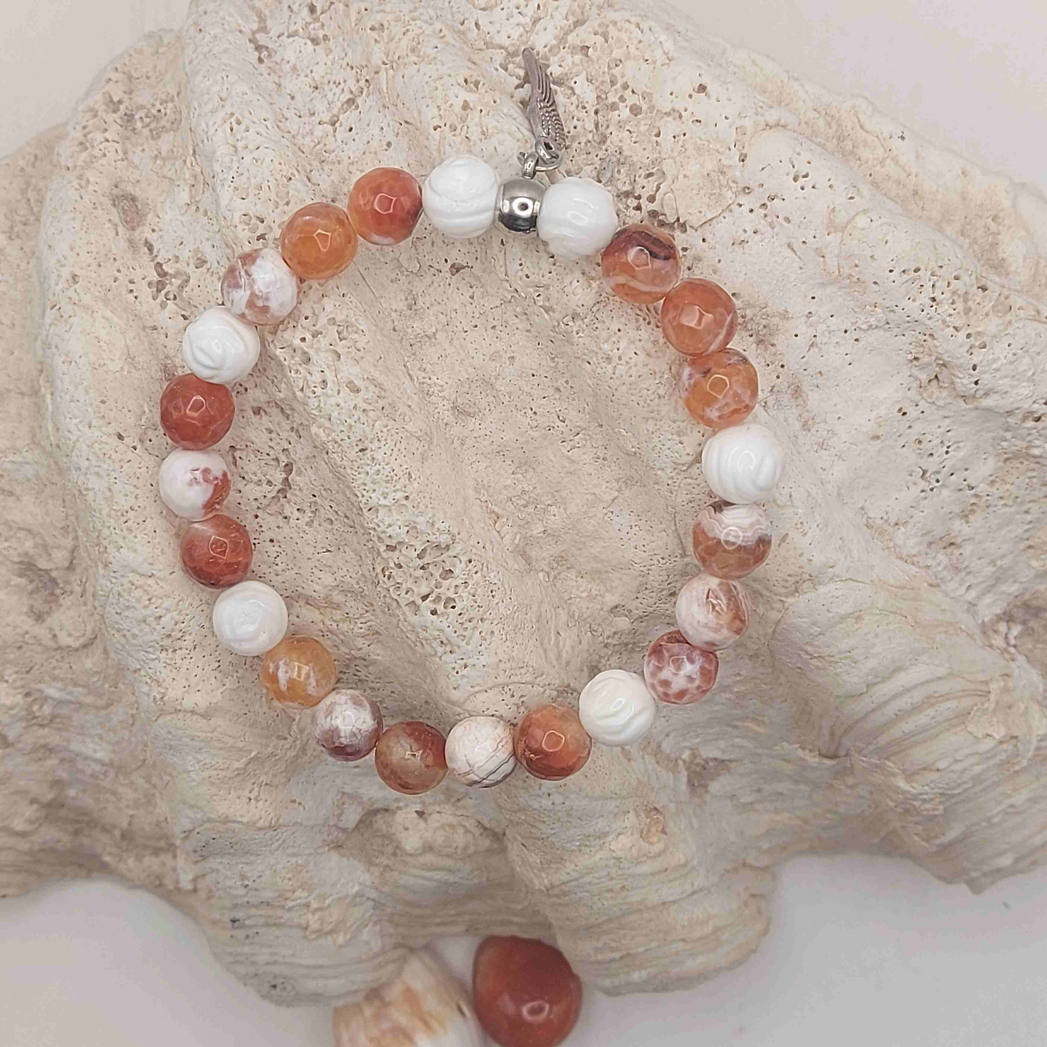 Karneol tűzachát és lótuszvirág faragású kagylógyöngy karkötő galéria kép