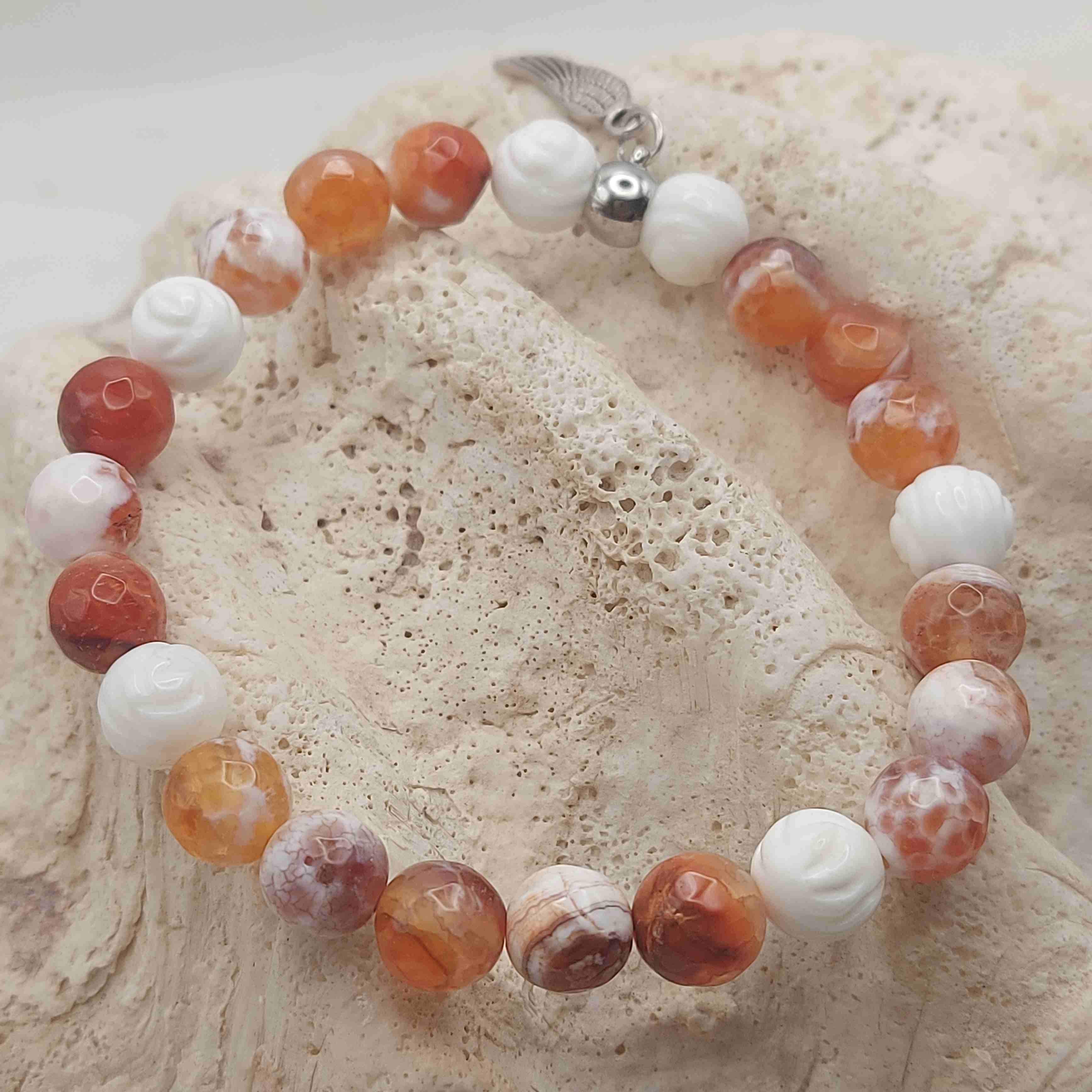 Karneol tűzachát és lótuszvirág faragású kagylógyöngy karkötő galéria kép